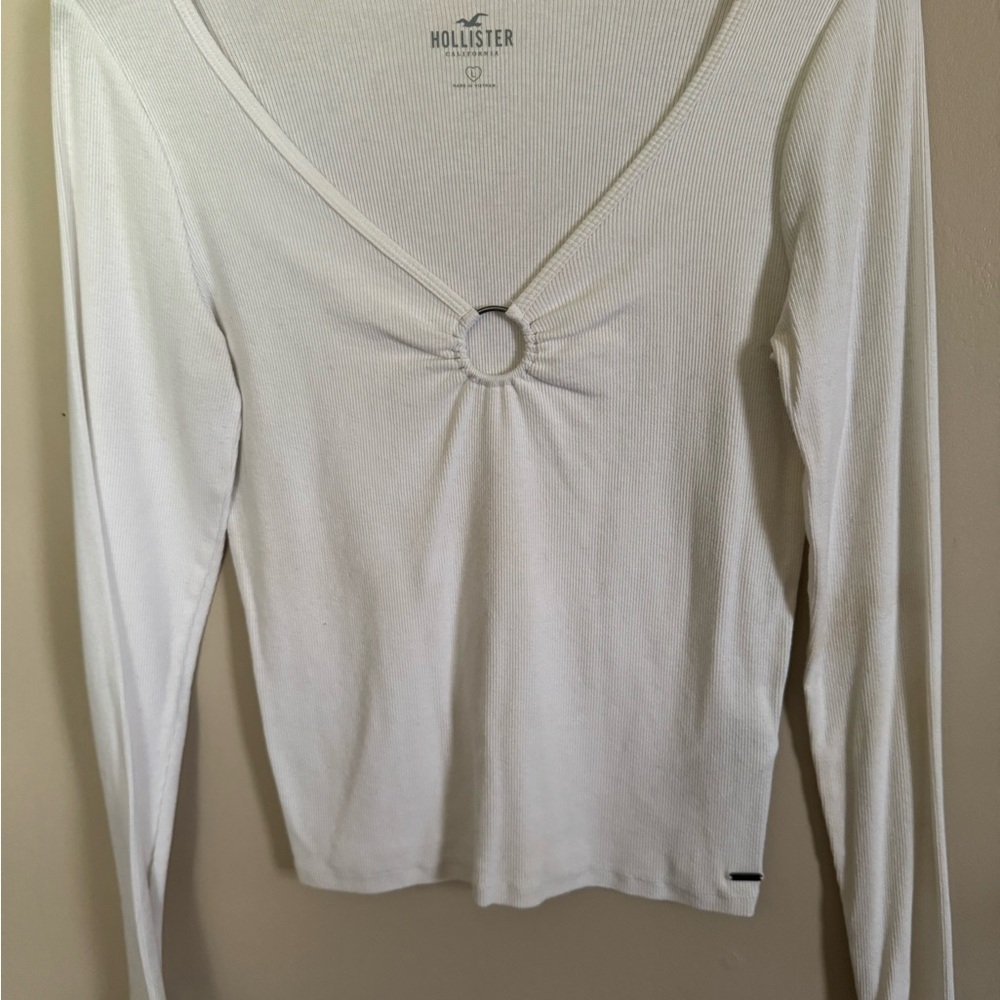 Hollister Women's White V-Neck Blouse with Ring Accent